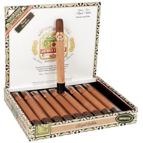 Arturo Fuente Royal Salute shared by XDiiABOLiiCx