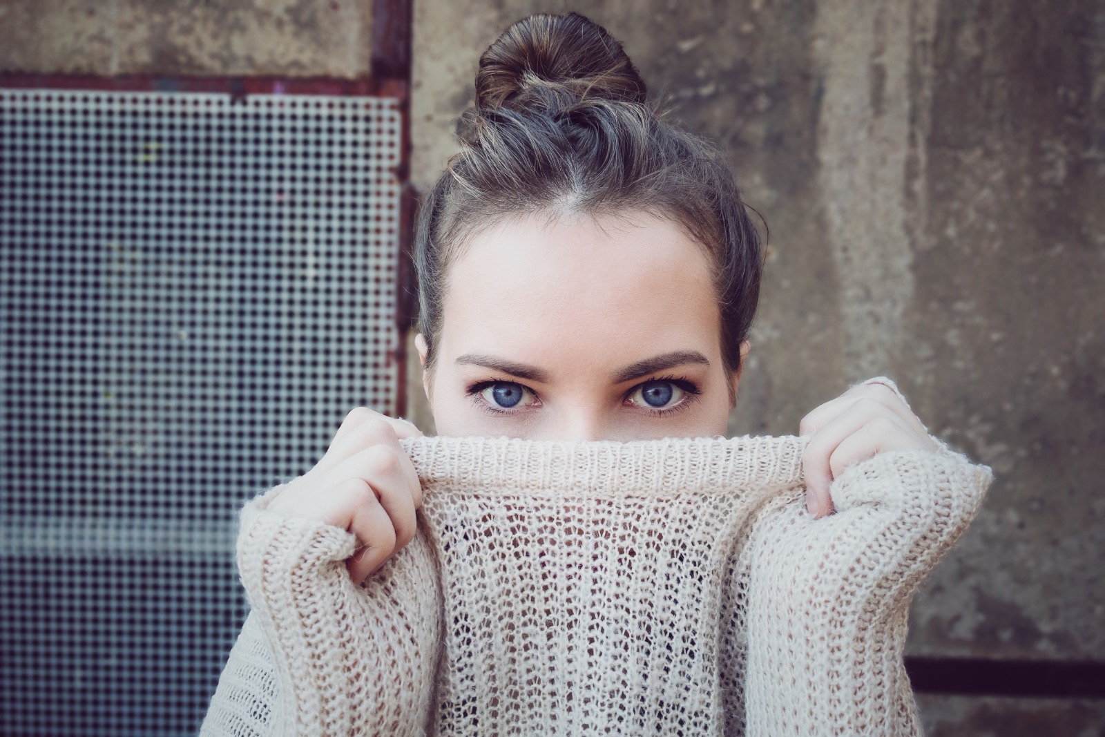 Selecting a flat indoor selfie for Bumble profile optimization inside Citrus