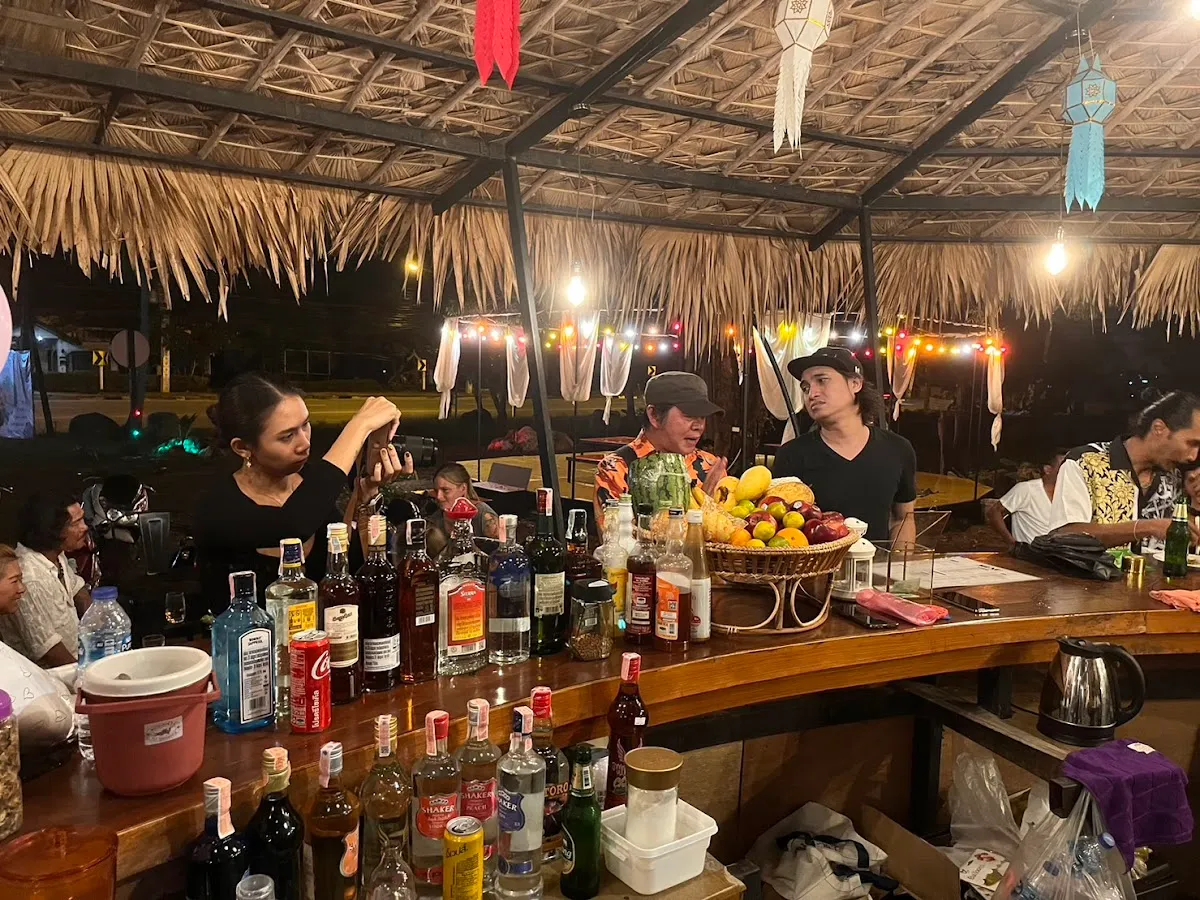 Meeting Bar Samui – Live Music & Thai Food