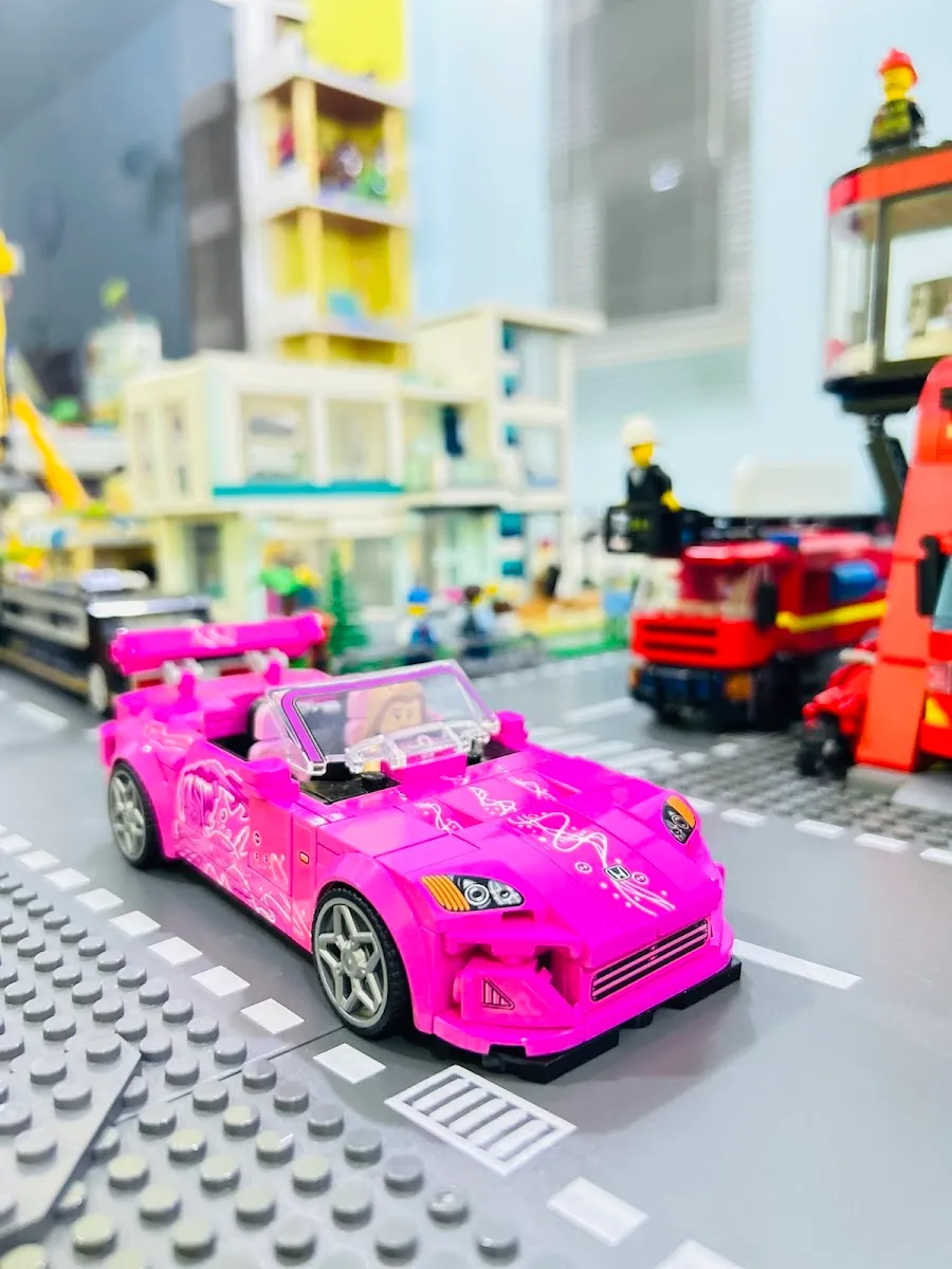 City of bricks LEGO playroom/ Kid's Club photo 3