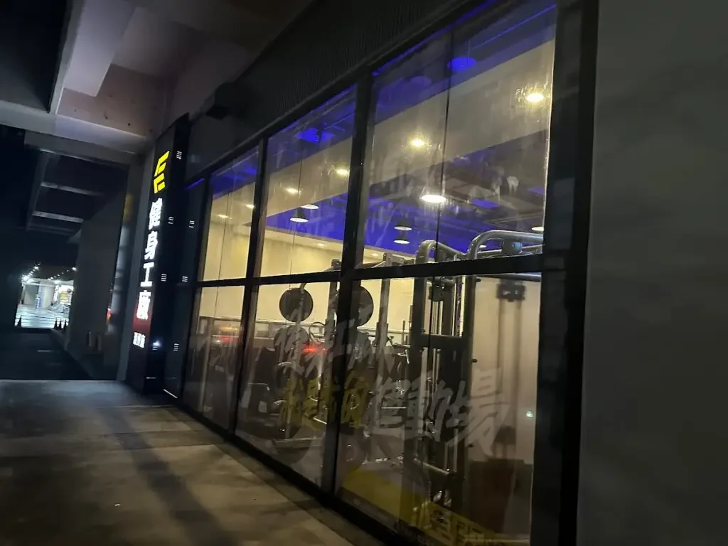 玻璃貼施工案例,玻璃貼、櫥窗貼圖、店面門面,都市彩繪案例