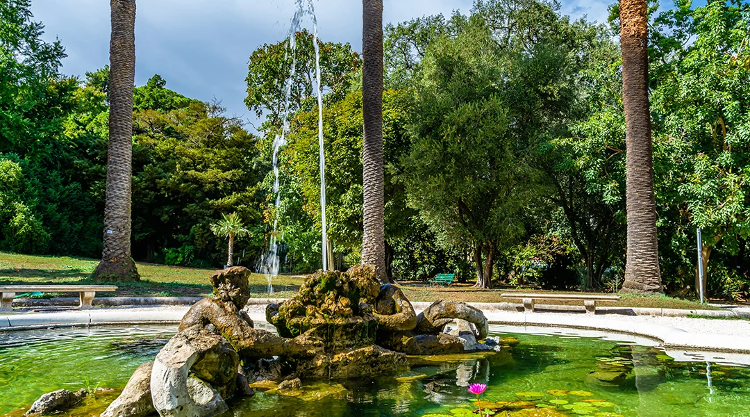 Un'area verde rigogliosa in un parco romano, perfetta per il gioco dei bambini.