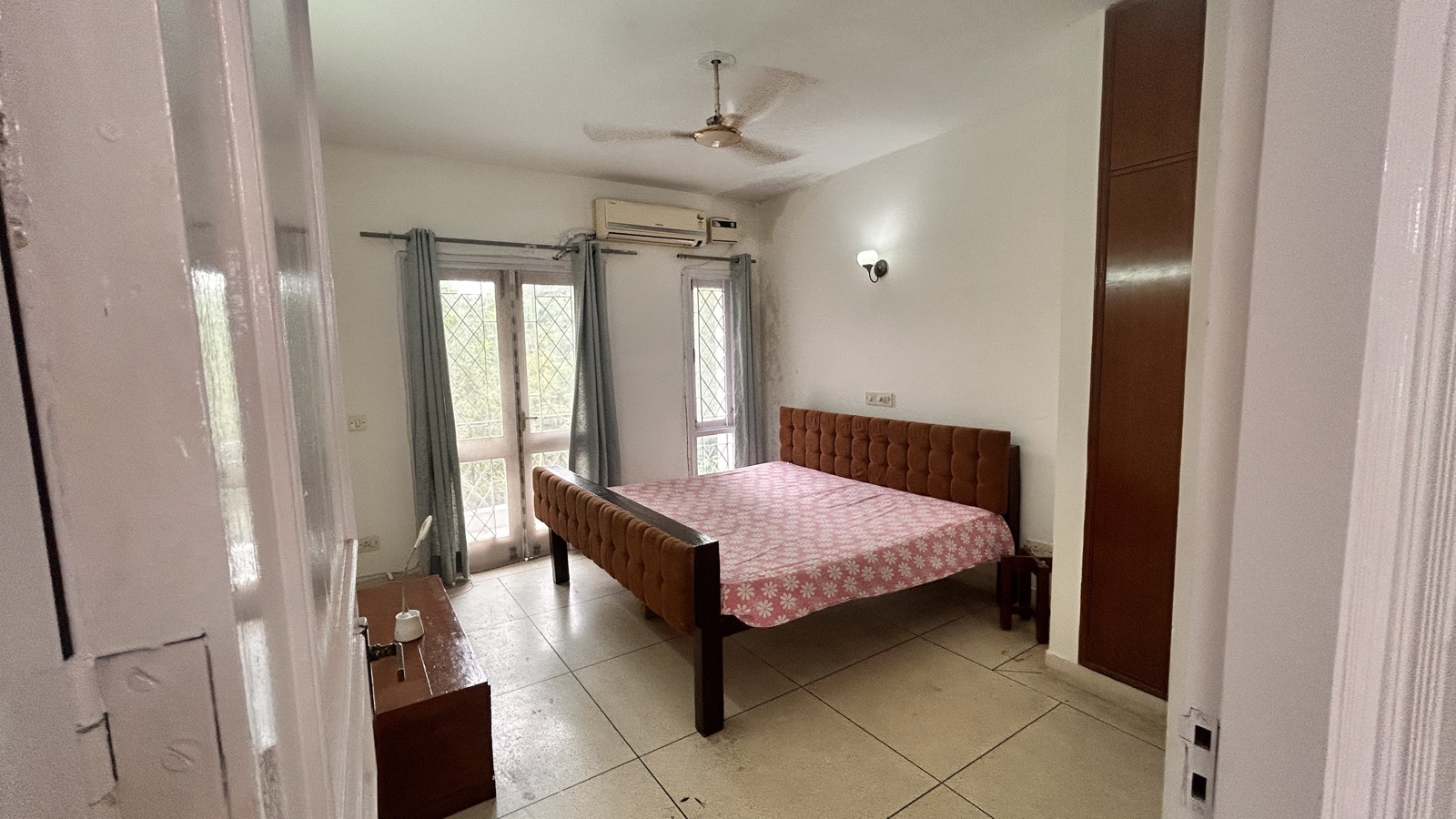 Semi-Furnished 2 BHK Flat for Rent in Malibu Town, Gurugram — photo 5