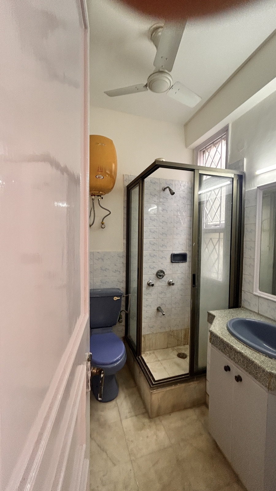Semi-Furnished 2 BHK Flat for Rent in Malibu Town, Gurugram — photo 6
