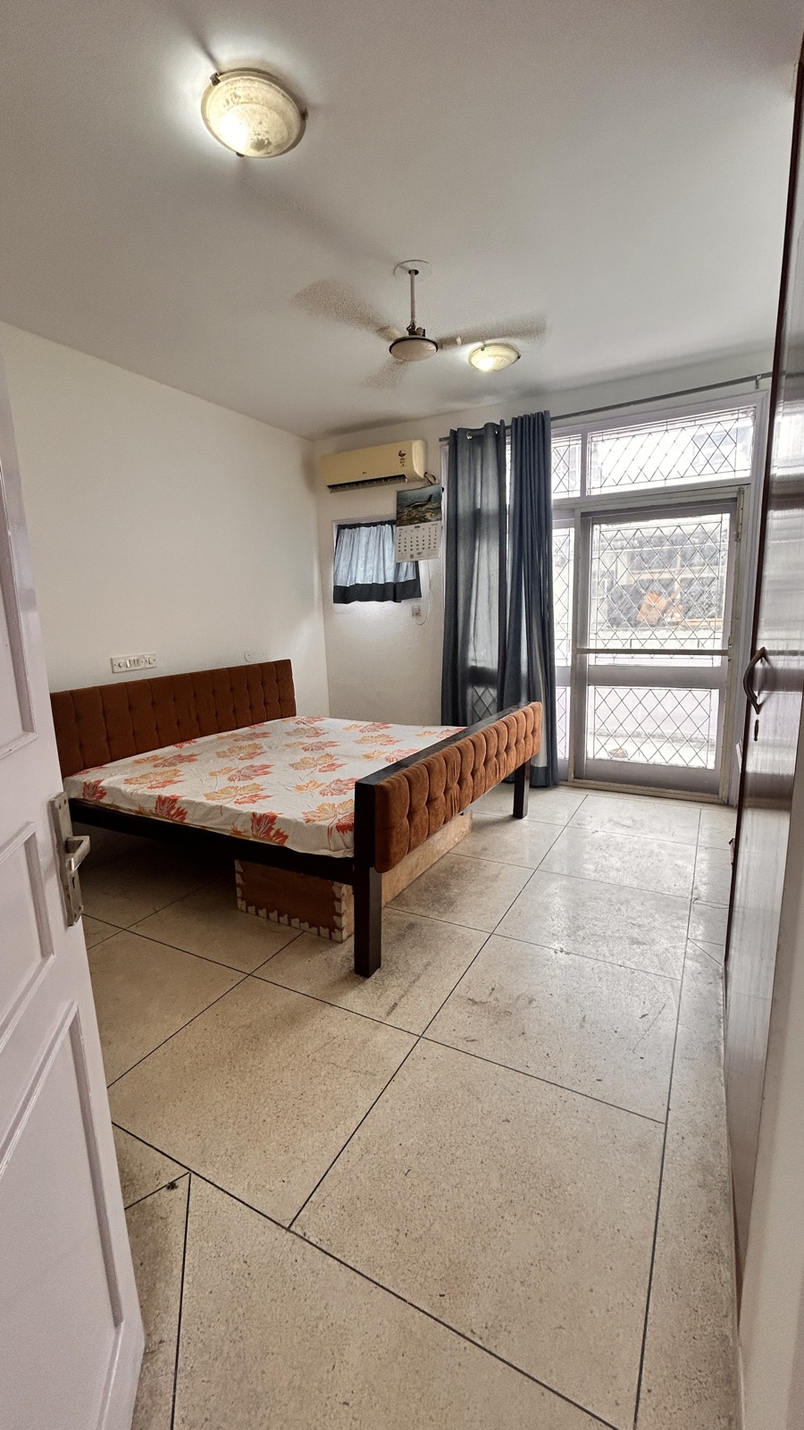 Semi-Furnished 2 BHK Flat for Rent in Malibu Town, Gurugram — photo 7