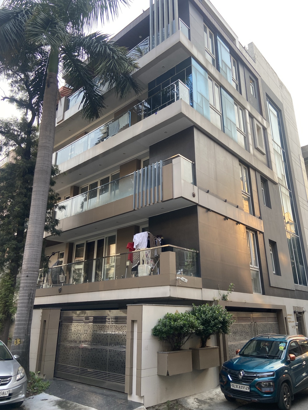 Exclusive Listing: 3-Side Open Independent Floor in V-Block, Rajouri Garden Presenting an exceptional residential opportunity in one of West Delhi’s most sought-after neighborhoods. This premium 220 sq. yd. floor offers superior design, maximum privacy, and excellent natural ventilation due to its rare 3-side open layout. Key Features & Amenities: * Plot Area: 220 Sq. Yds. * Layout: 3-Side Open Corner/Independent Floor * Location: Prime V-Block, Rajouri Garden (Wide road & quiet surroundings) * Convenience: Modern Passenger Elevator * Parking: 2 Reser — photo 6