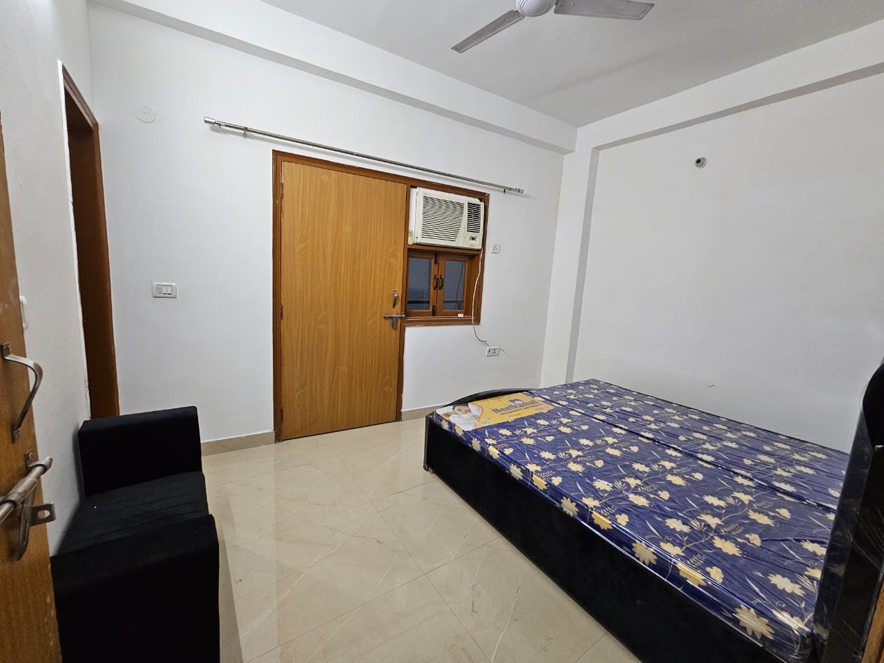Furnished 3 BHK Flat for Rent in DDA Flats, Saket, Delhi — photo 2