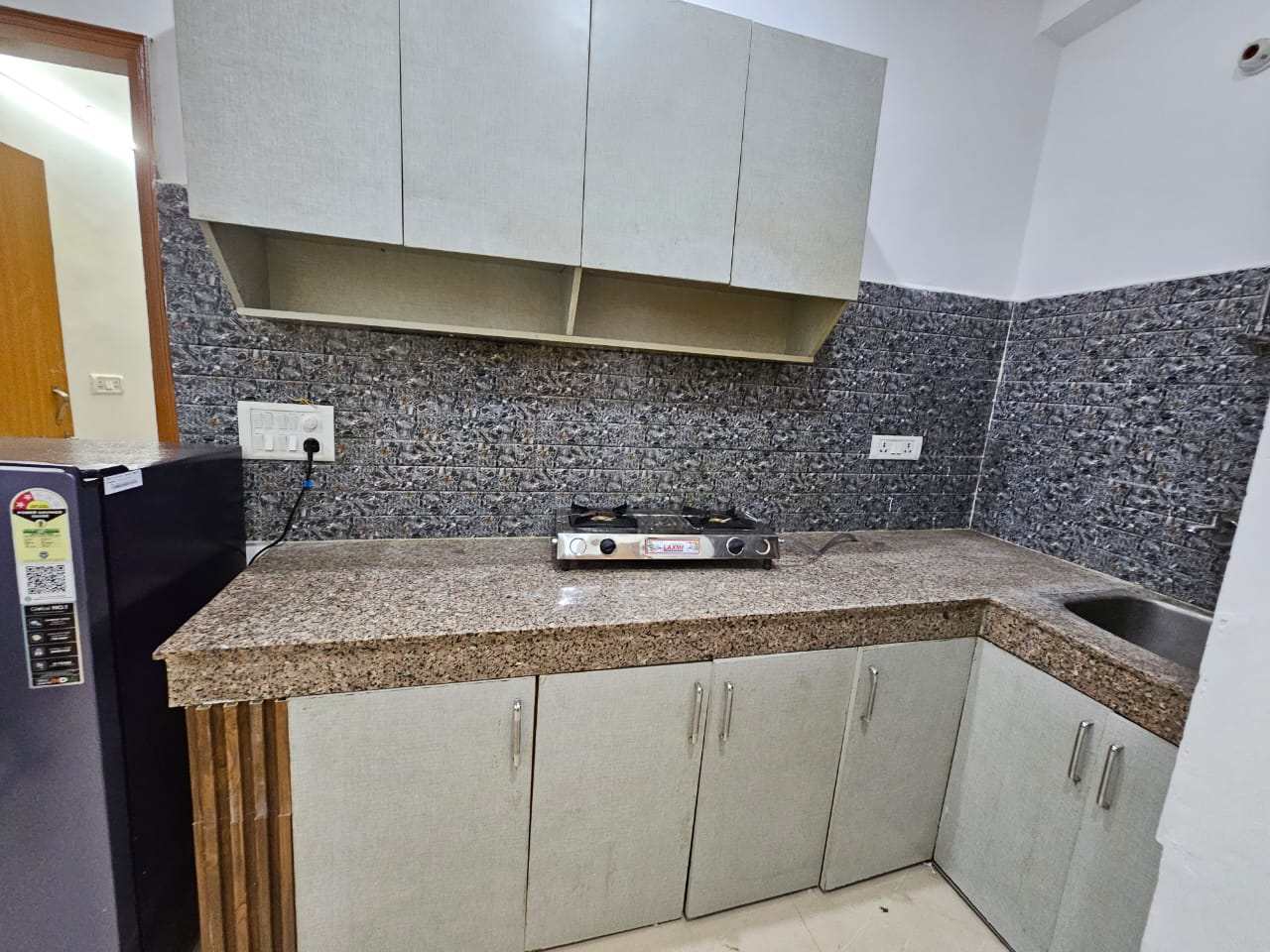 Furnished 3 BHK Flat for Rent in DDA Flats, Saket, Delhi — photo 3