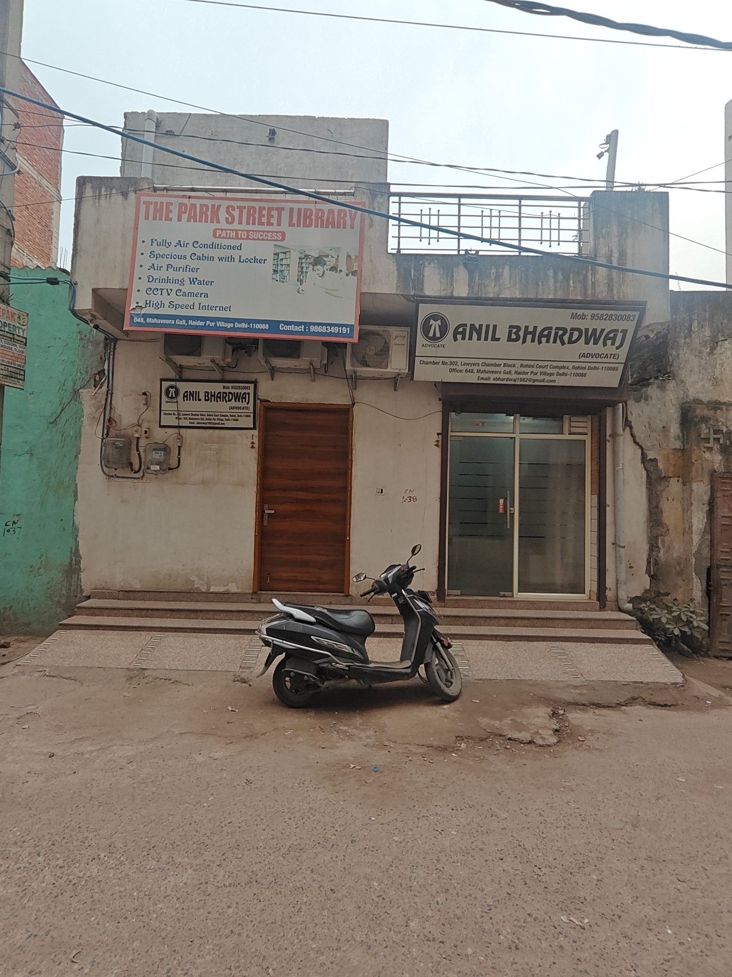 900 sq ft Office Space for Sale in Haiderpur, Shalimar Bagh, Delhi