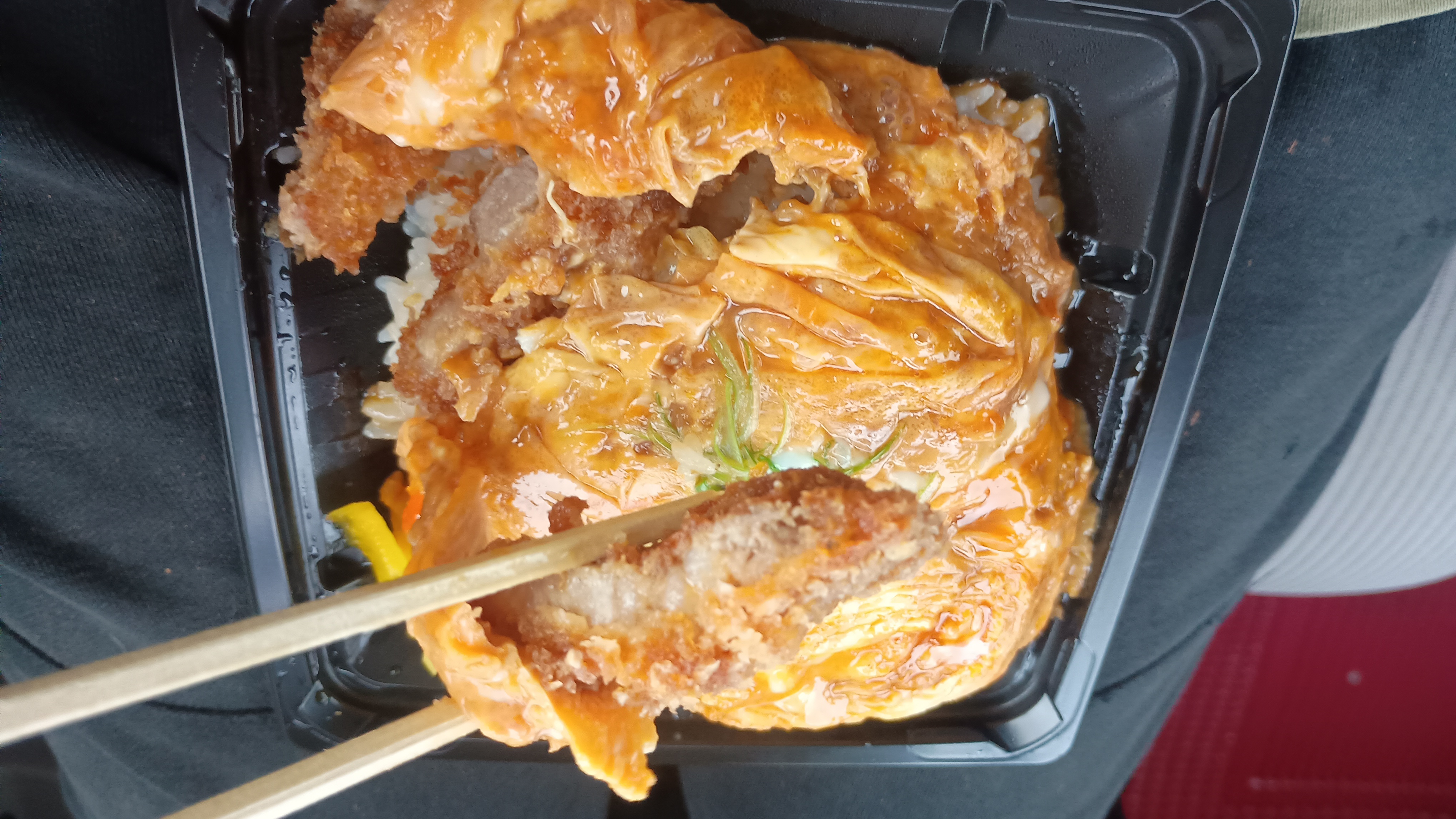 カツは厚みがあって食べ応え抜群の画像