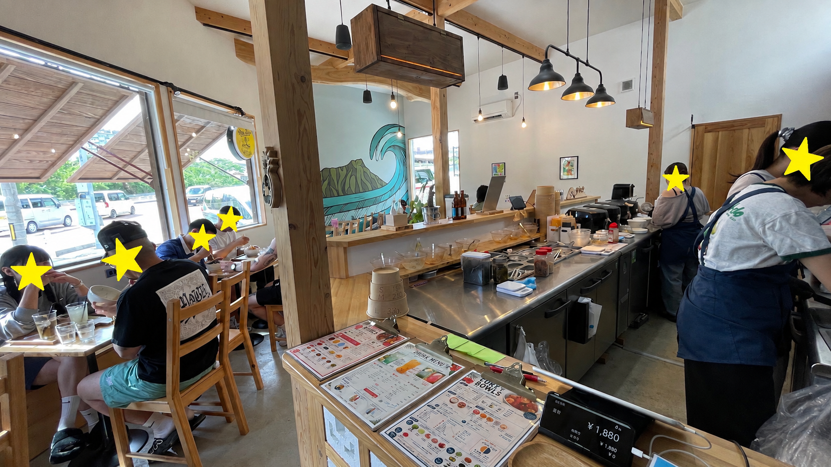 店舗の外観と店内の様子の画像
