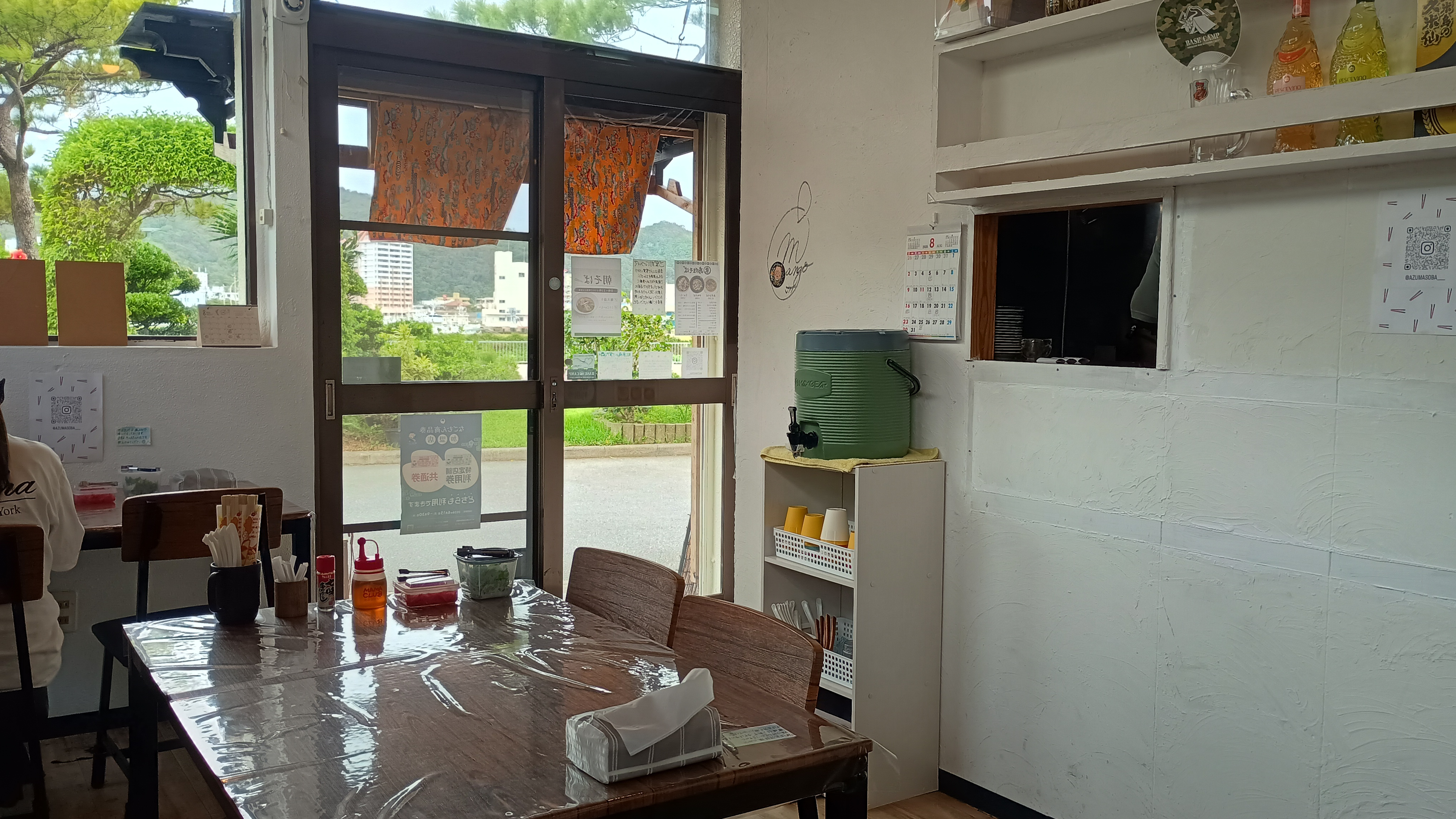 お店の外観と店内の様子の画像