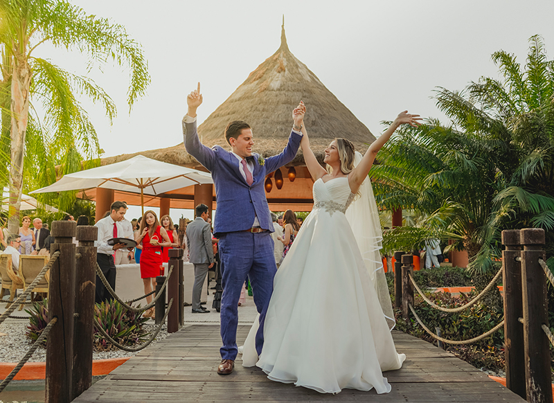 Novios celebrando en boda de destino en rojo azafran, Morelos