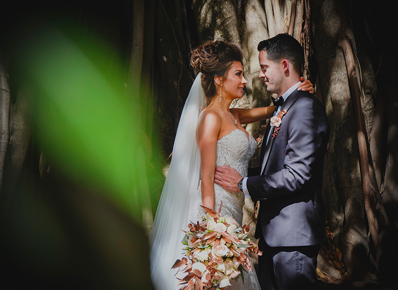 Novios en sesión en boda de destino en Hacienda san antonio el puente, Morelos