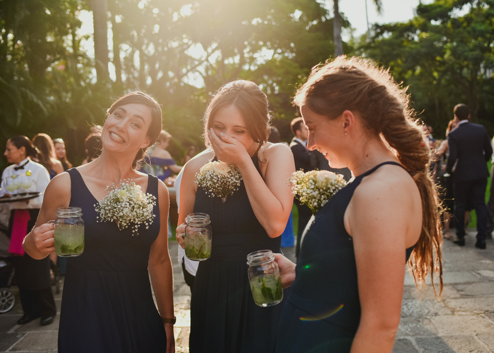 Invitados celebrando en boda de destino en Las mañanitas, Cuernavaca, Morelos.