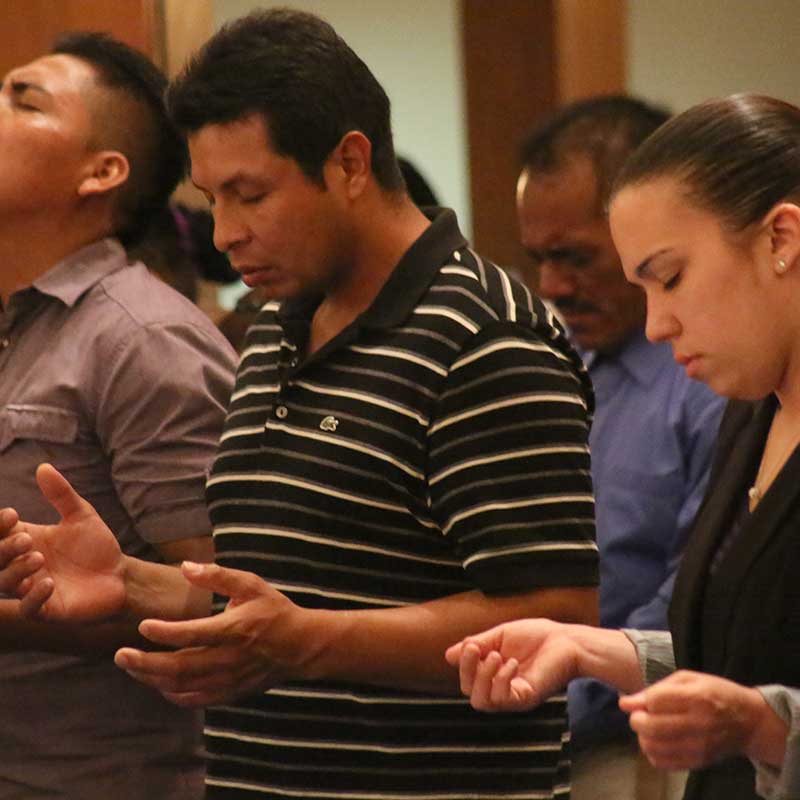 Comunidad reunida en la iglesia
