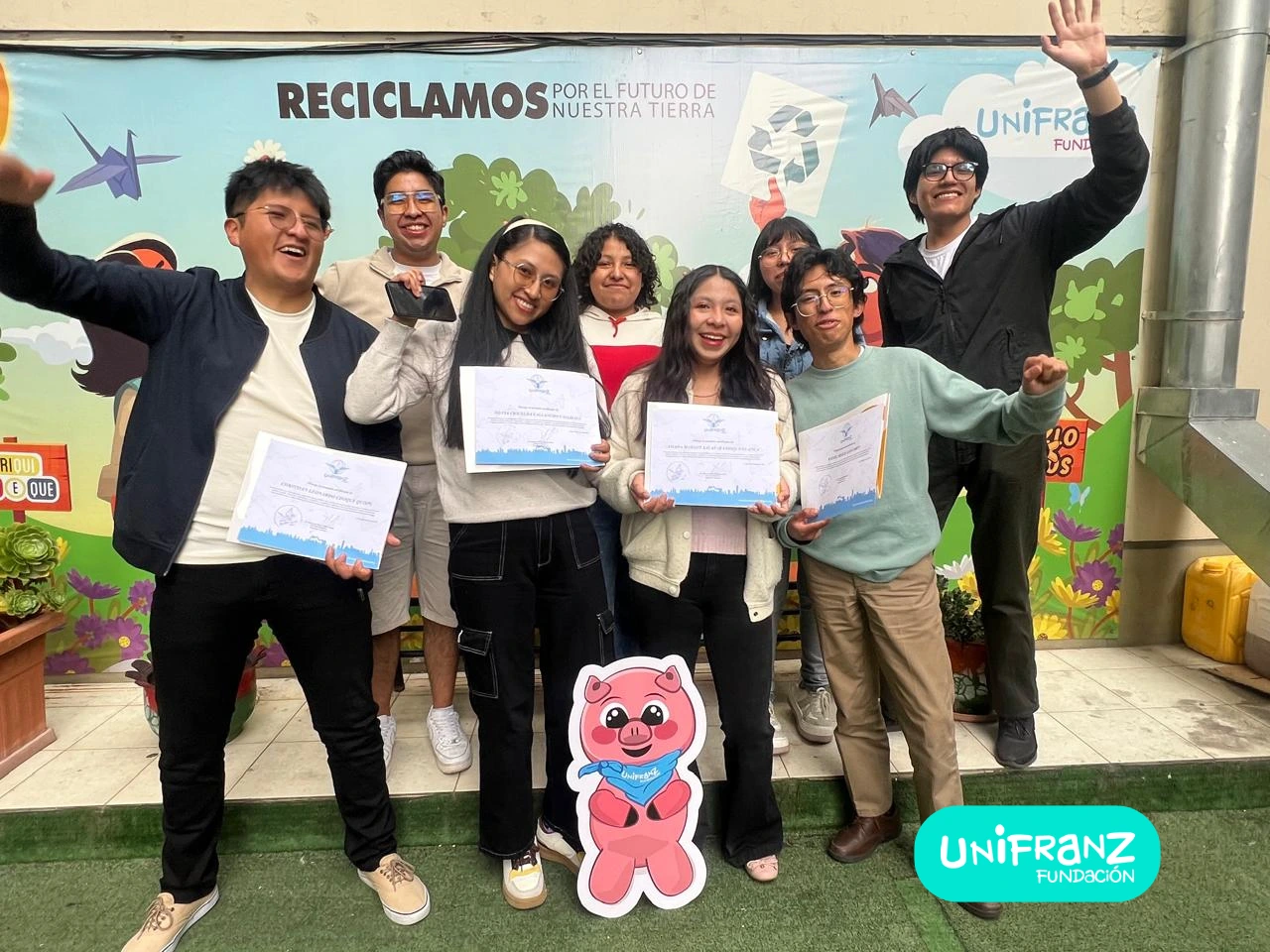 Voluntarios de la Fundación Unifranz.