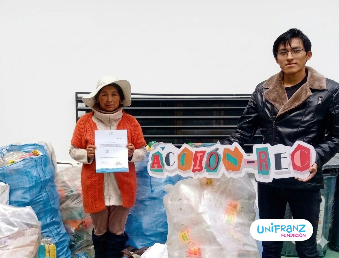 Donación de botellas recicladas a Fundación Unifranz