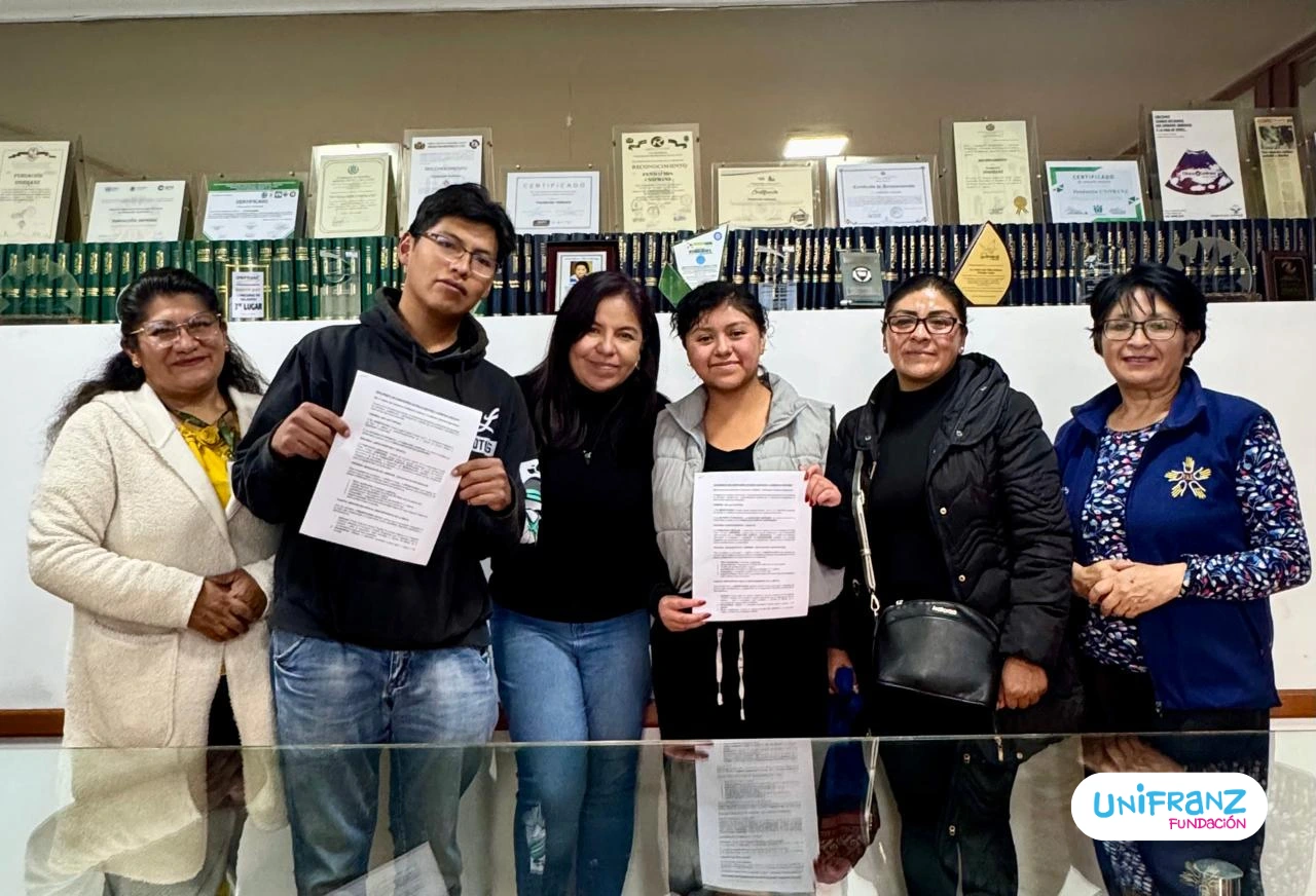 Fundacion Unifranz entrega de becas de estudios universitarios a Casita Esperanza.