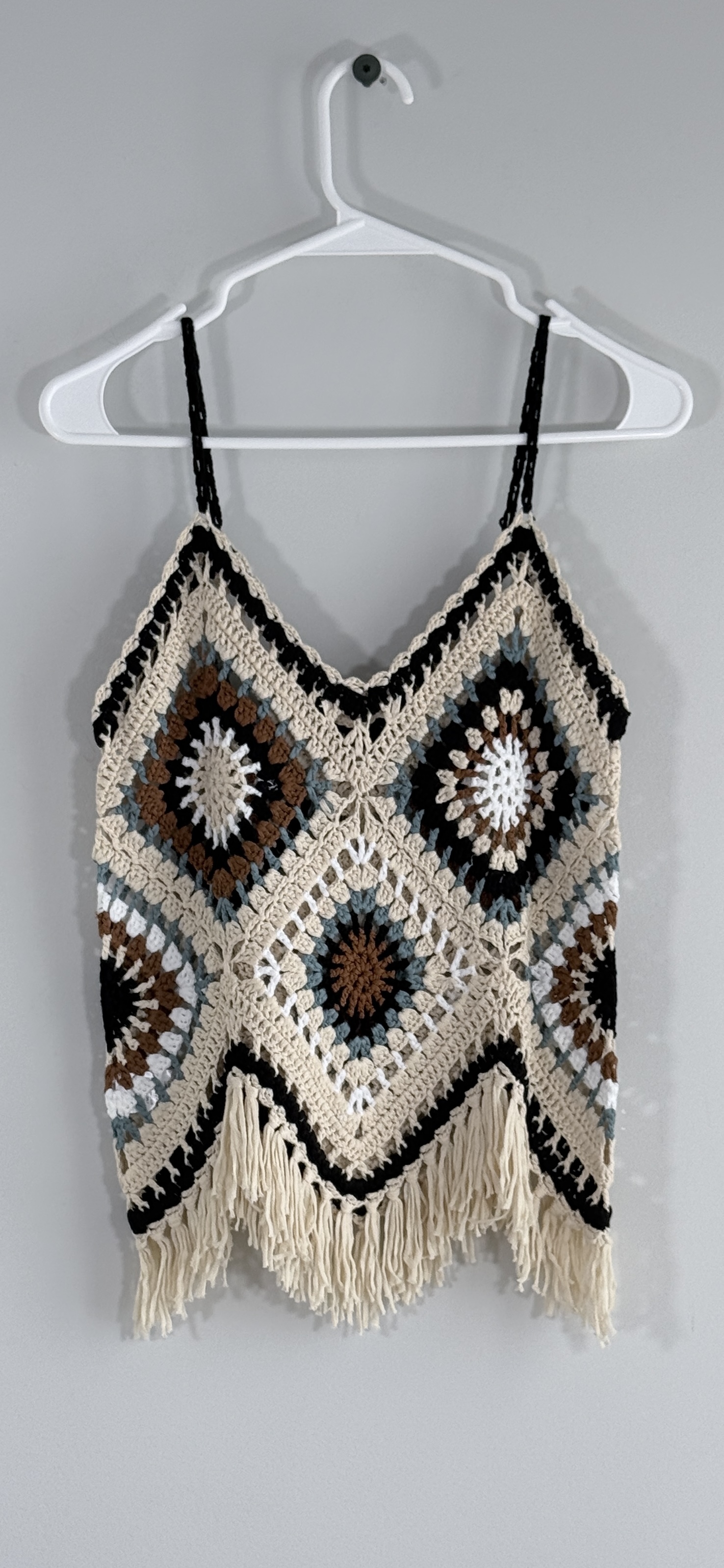 Elan Crochet Tank with Fringe Bottom: thumbnail 4