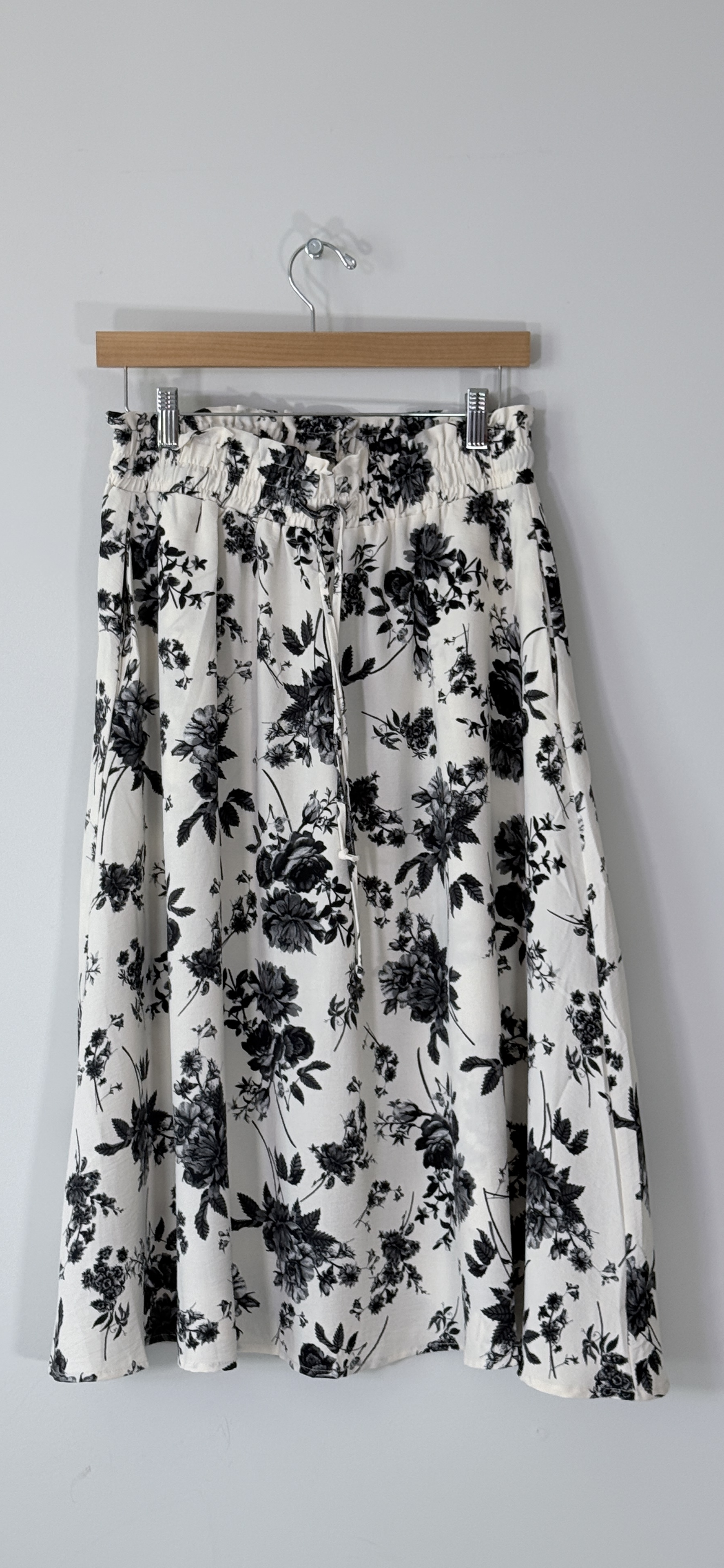 Yincro Women's Flowy Midi Skirt with Pockets thumbnail 2