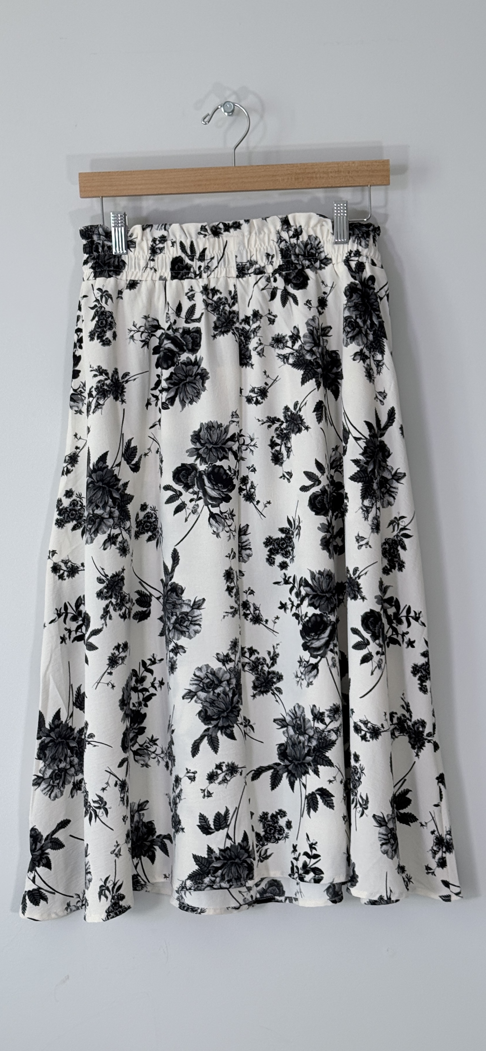 Yincro Women's Flowy Midi Skirt with Pockets thumbnail 3