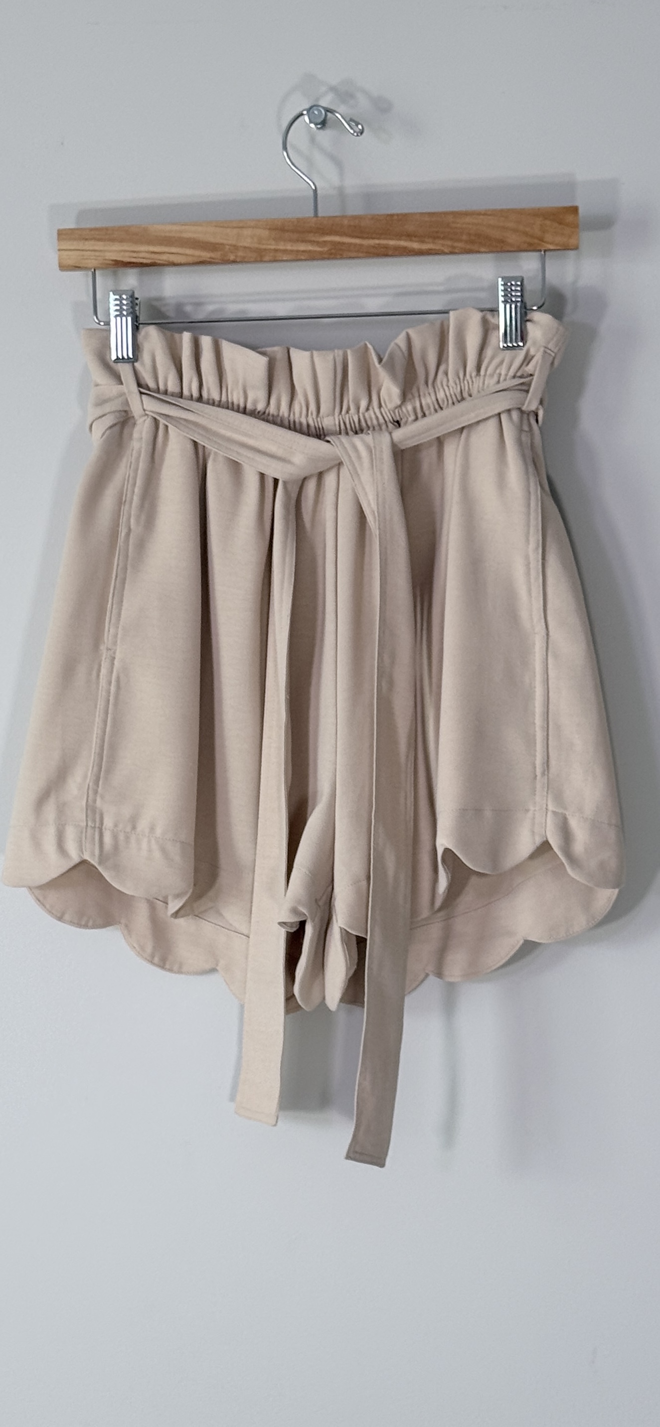 Bluivy High-Waisted Scallop Trim Shorts thumbnail 2