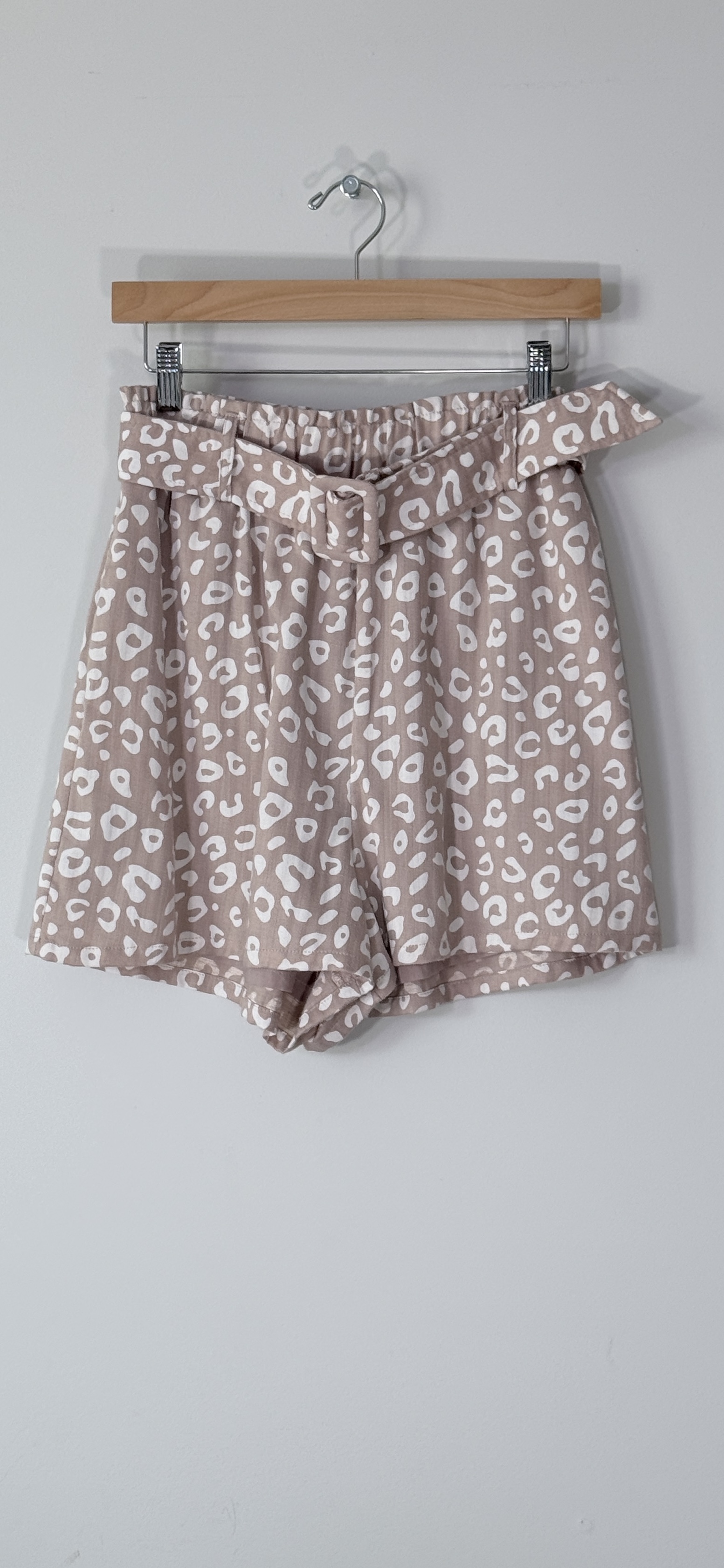 Entro Leopard Print High-Waist Belted Shorts thumbnail 2