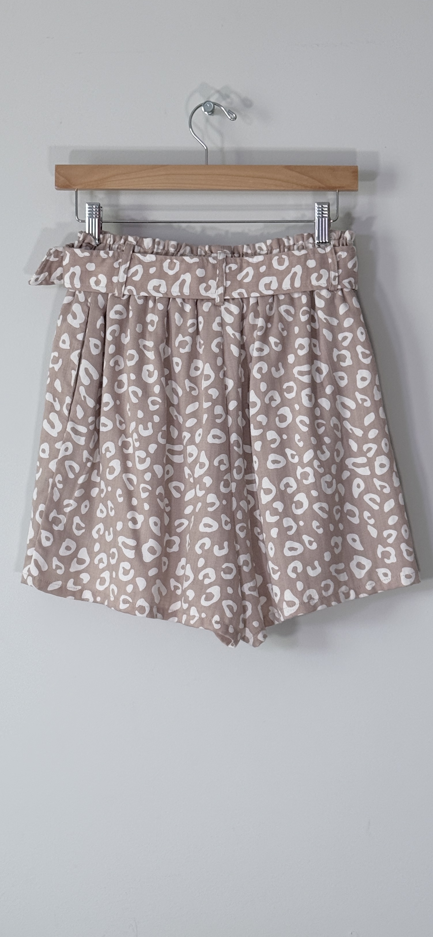 Entro Leopard Print High-Waist Belted Shorts thumbnail 3