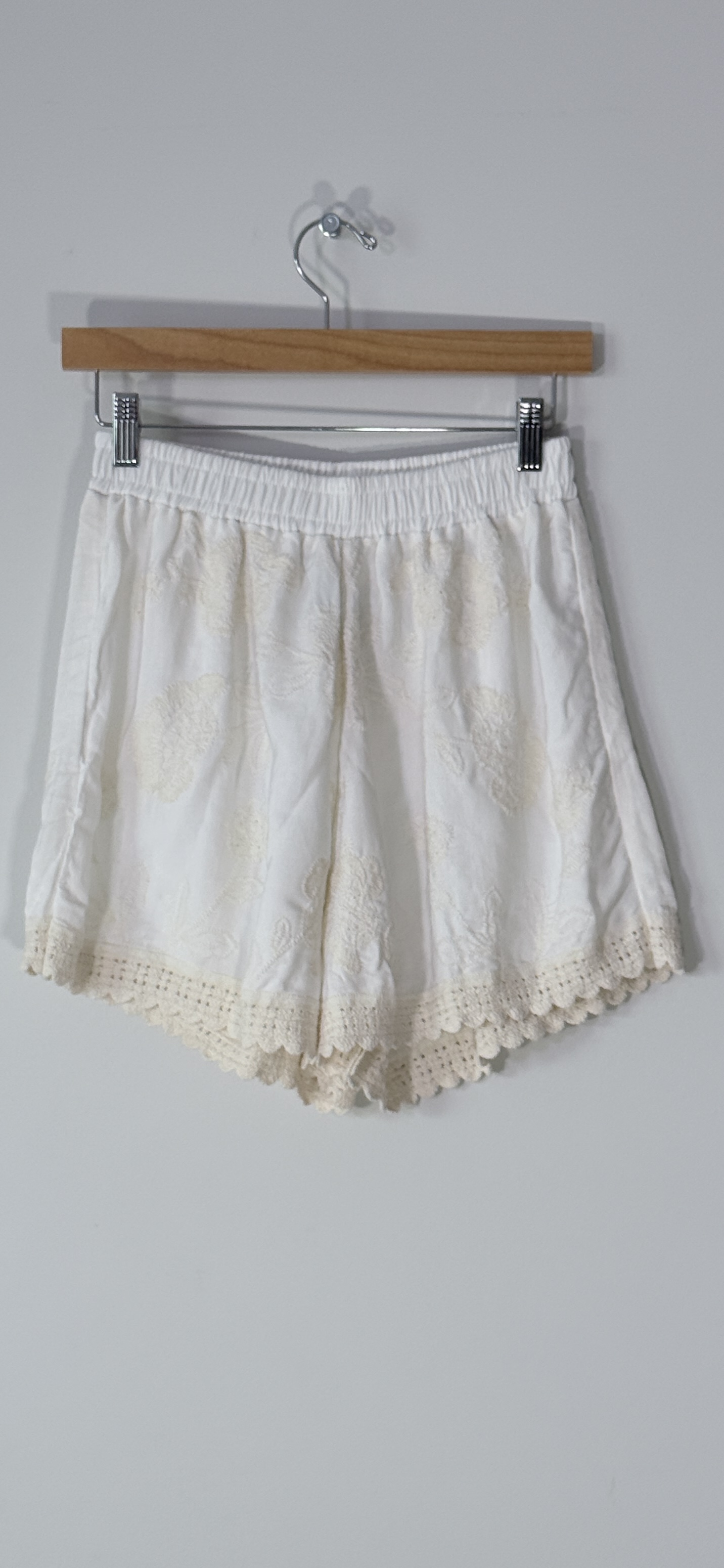 POL Ivory Embroidered Lace Pull-On Shorts thumbnail 3