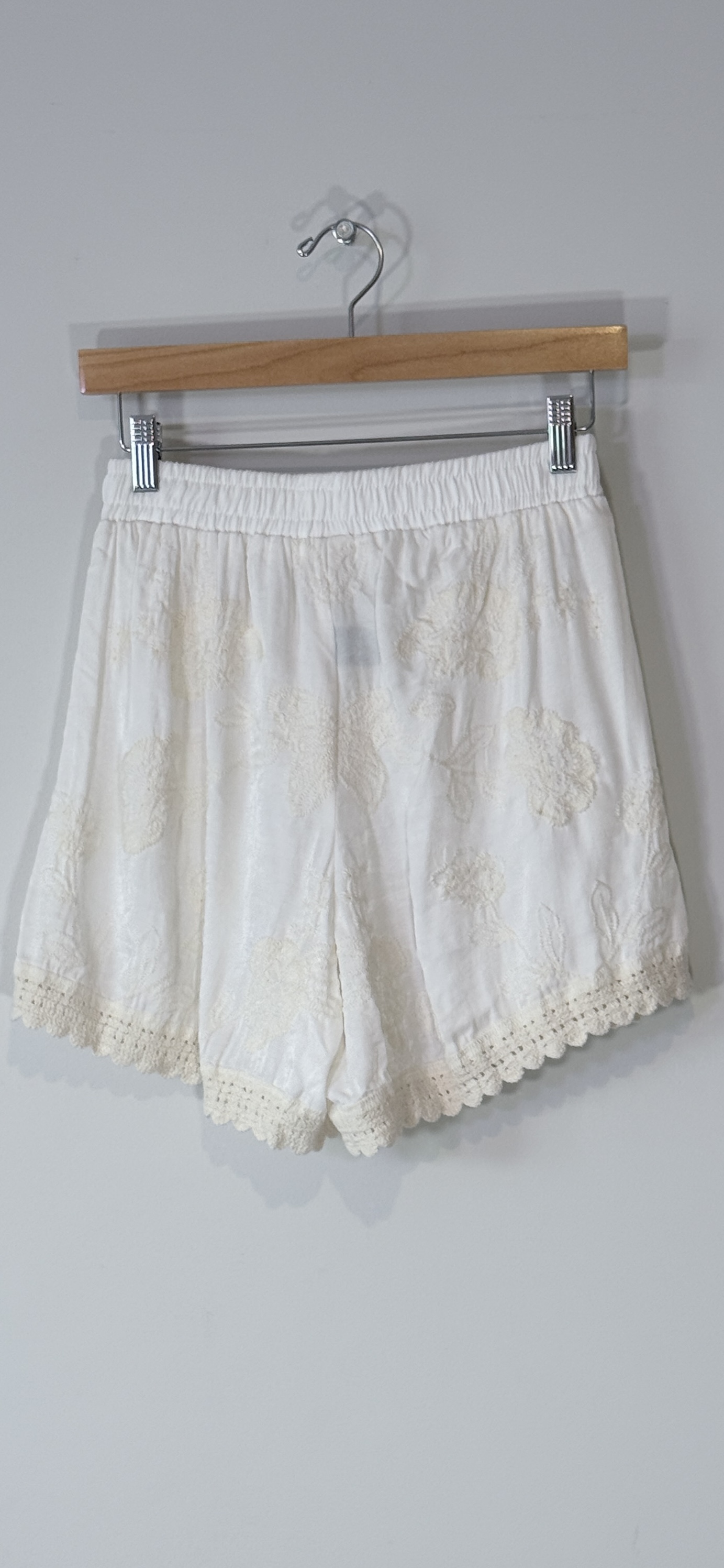 POL Ivory Embroidered Lace Pull-On Shorts thumbnail 4