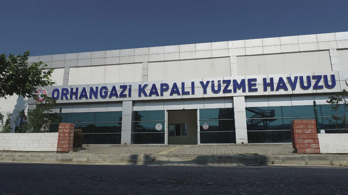 Orhangazi Kapalı Yüzme Havuzu
