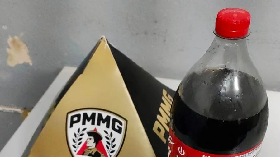 Homem furta garrafa de Coca-Cola e acaba preso em Patos de Minas