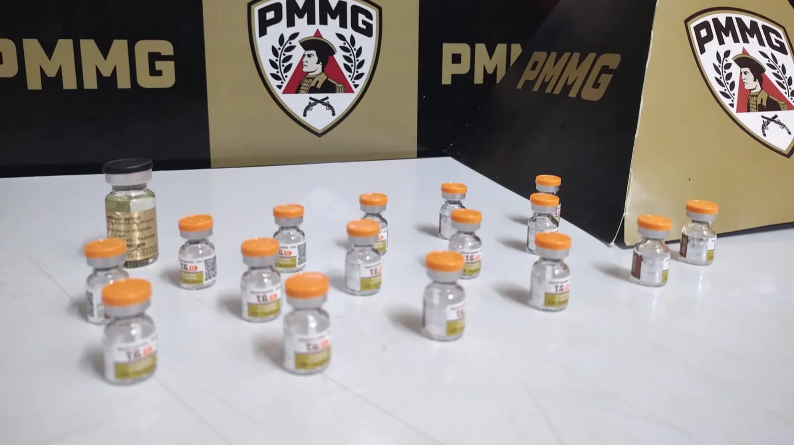 Frascos de medicamento para emagrecimento foram apreendidos pela polícia