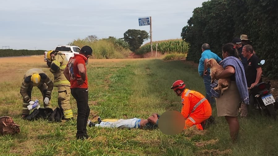 Sem cinto, homem é ejetado após o carro capotar