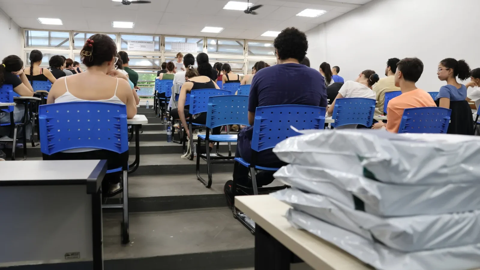 Candidatos em sala de aula aguardam aplicação de prova do vestibular