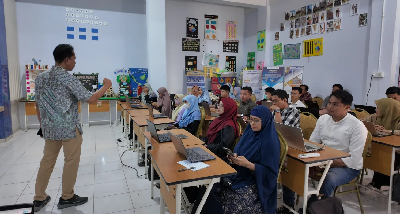 Pelatihan Kecerdasan Artifisial untuk Pendidik Makassar–Maros