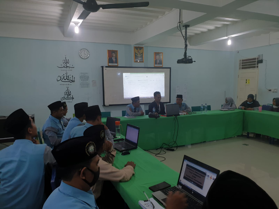 Melaltih Google for Education dan Chromebook Guru Pesantren Nuur Arradhiyyah