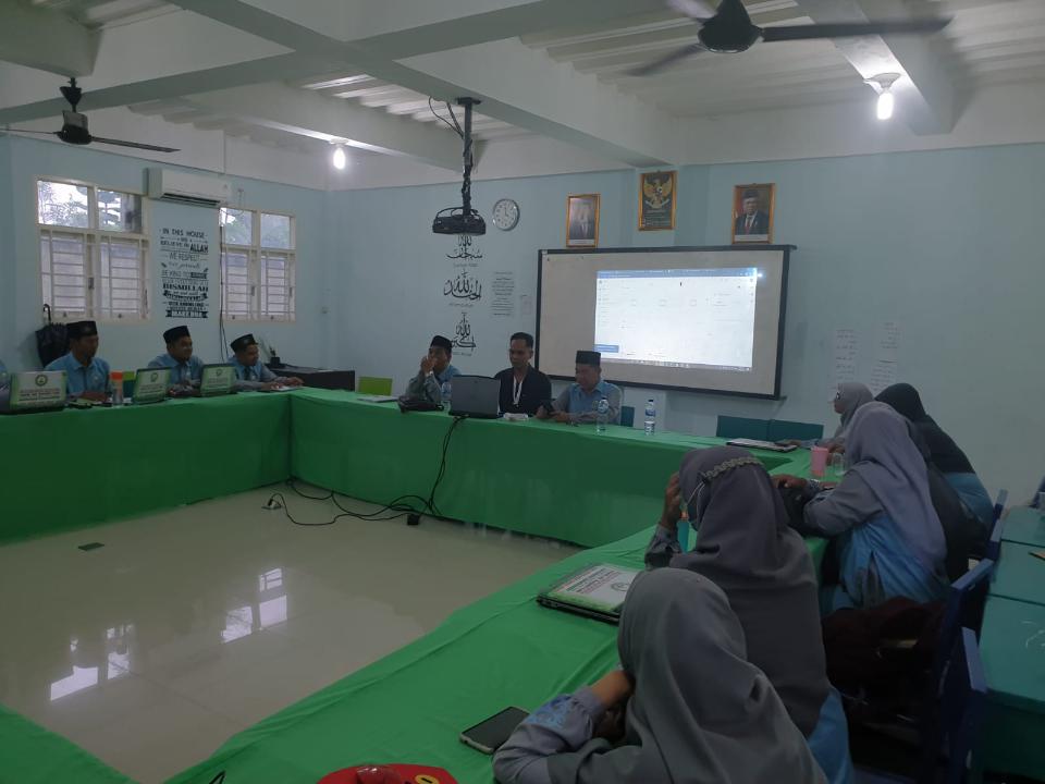 Melaltih Google for Education dan Chromebook Guru Pesantren Nuur Arradhiyyah