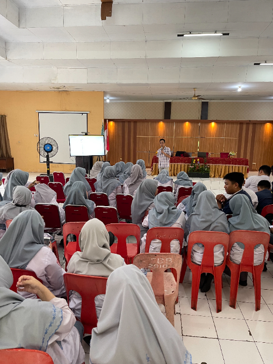 Pemateri Pelatihan Applied Digital Skill dengan GWSFE (Siswa)