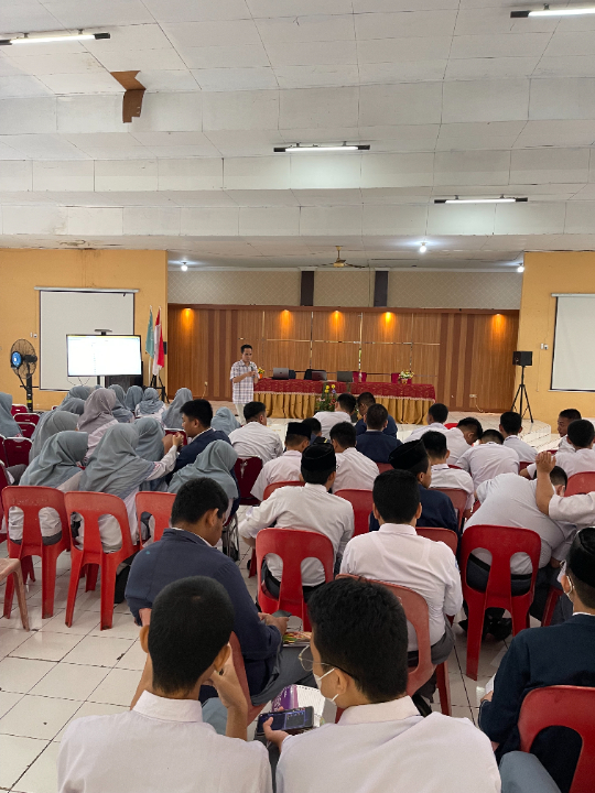 Pemateri Pelatihan Applied Digital Skill dengan GWSFE (Siswa)