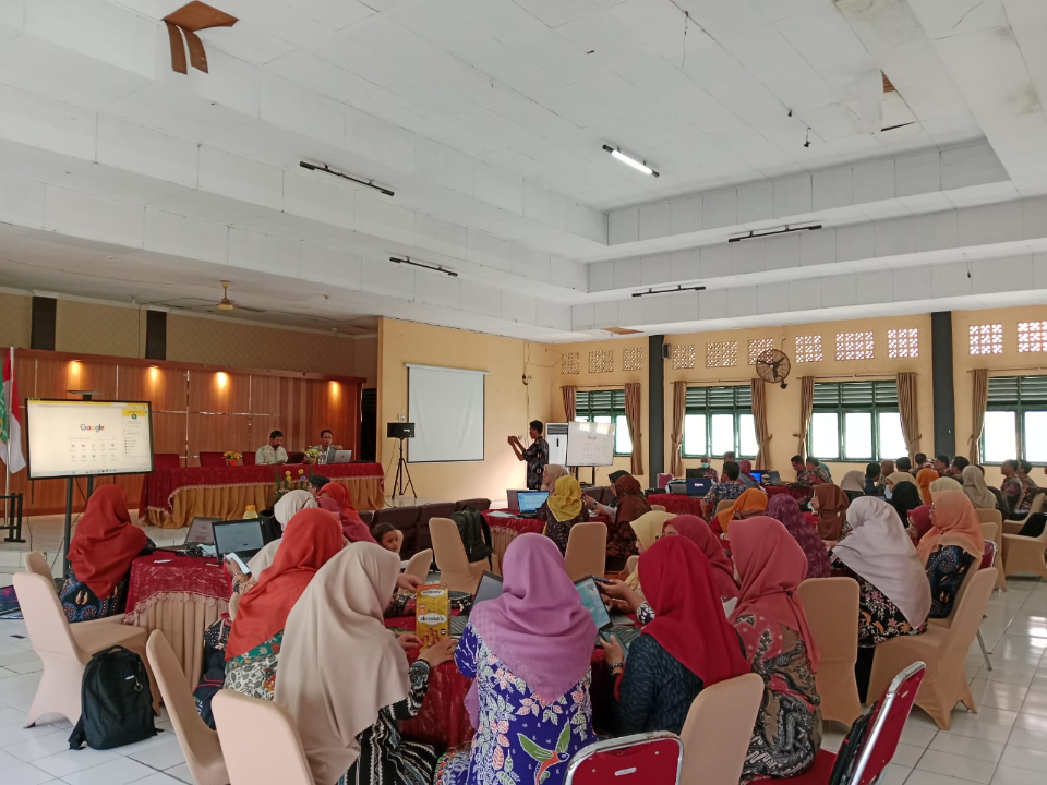 Melatih Guru dan Pimpinan Sekolah Applied Digital Skill GWSFE