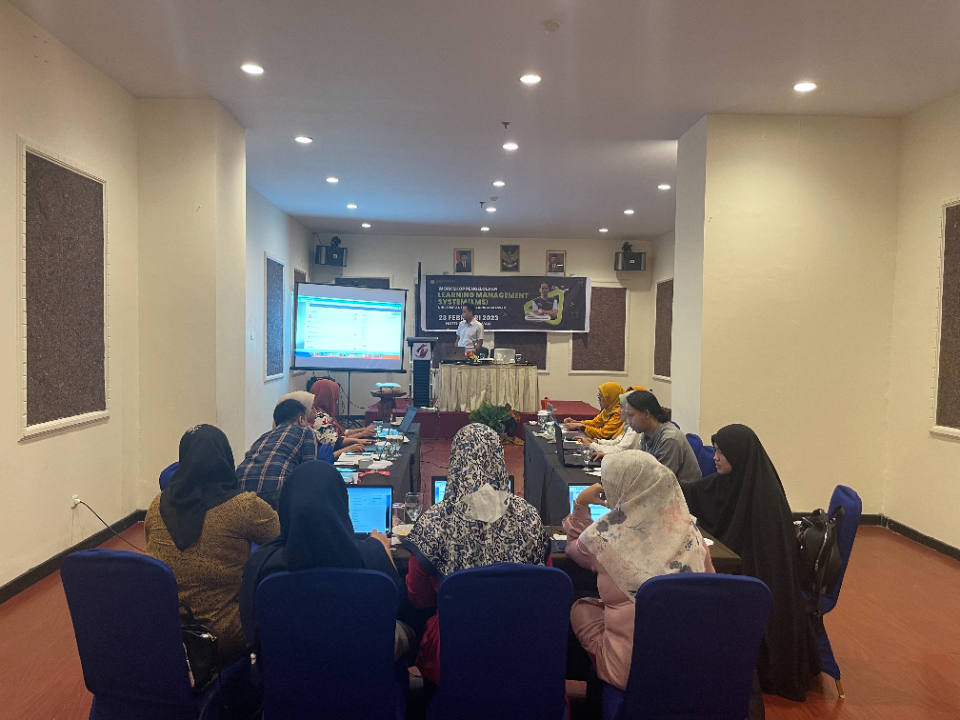 Memberi Materi pada Workshop Online Learning di Salahsatu Universitas