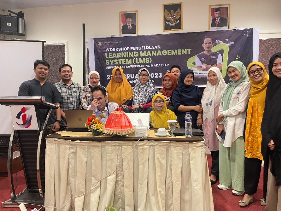 Memberi Materi pada Workshop Online Learning di Salahsatu Universitas