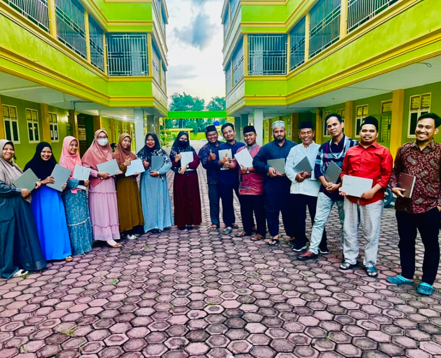 Memberikan Pelatihan Pemanfaatan Chromebook dan Chrome Edu Upgrade untuk Guru
