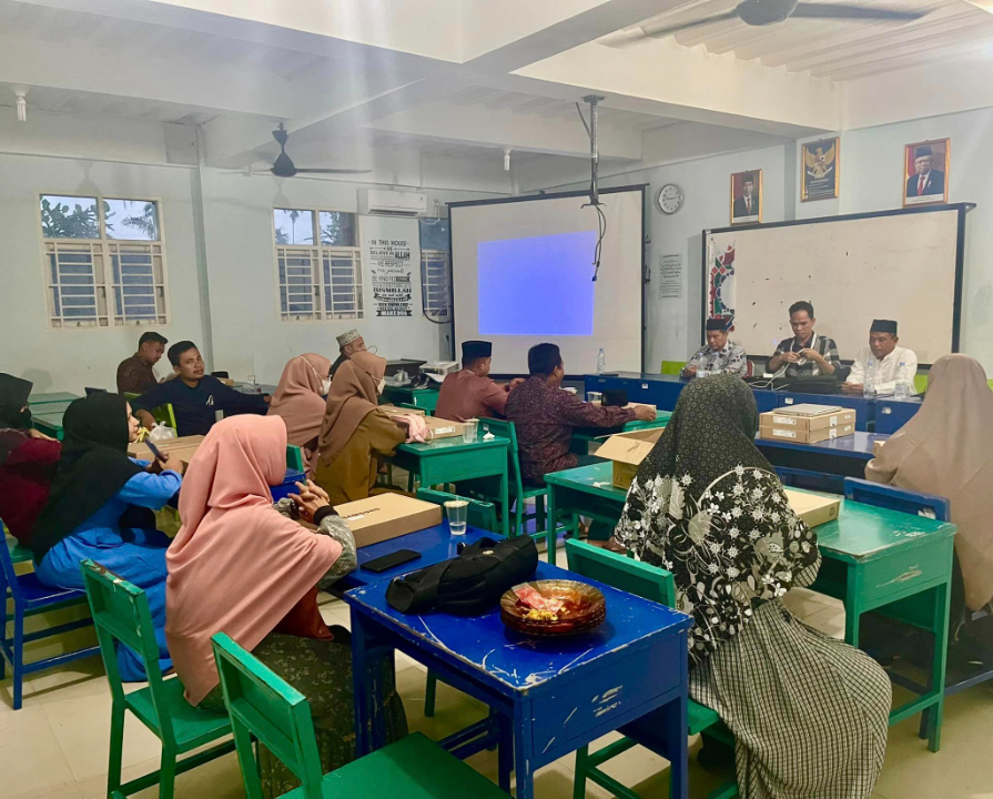 Memberikan Pelatihan Pemanfaatan Chromebook dan Chrome Edu Upgrade untuk Guru