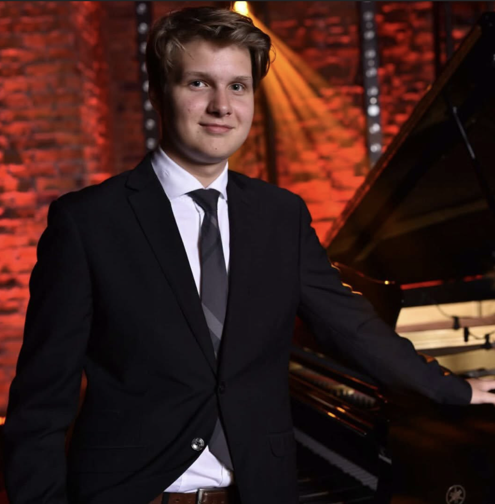 Maksym Soszyński przy pianinie