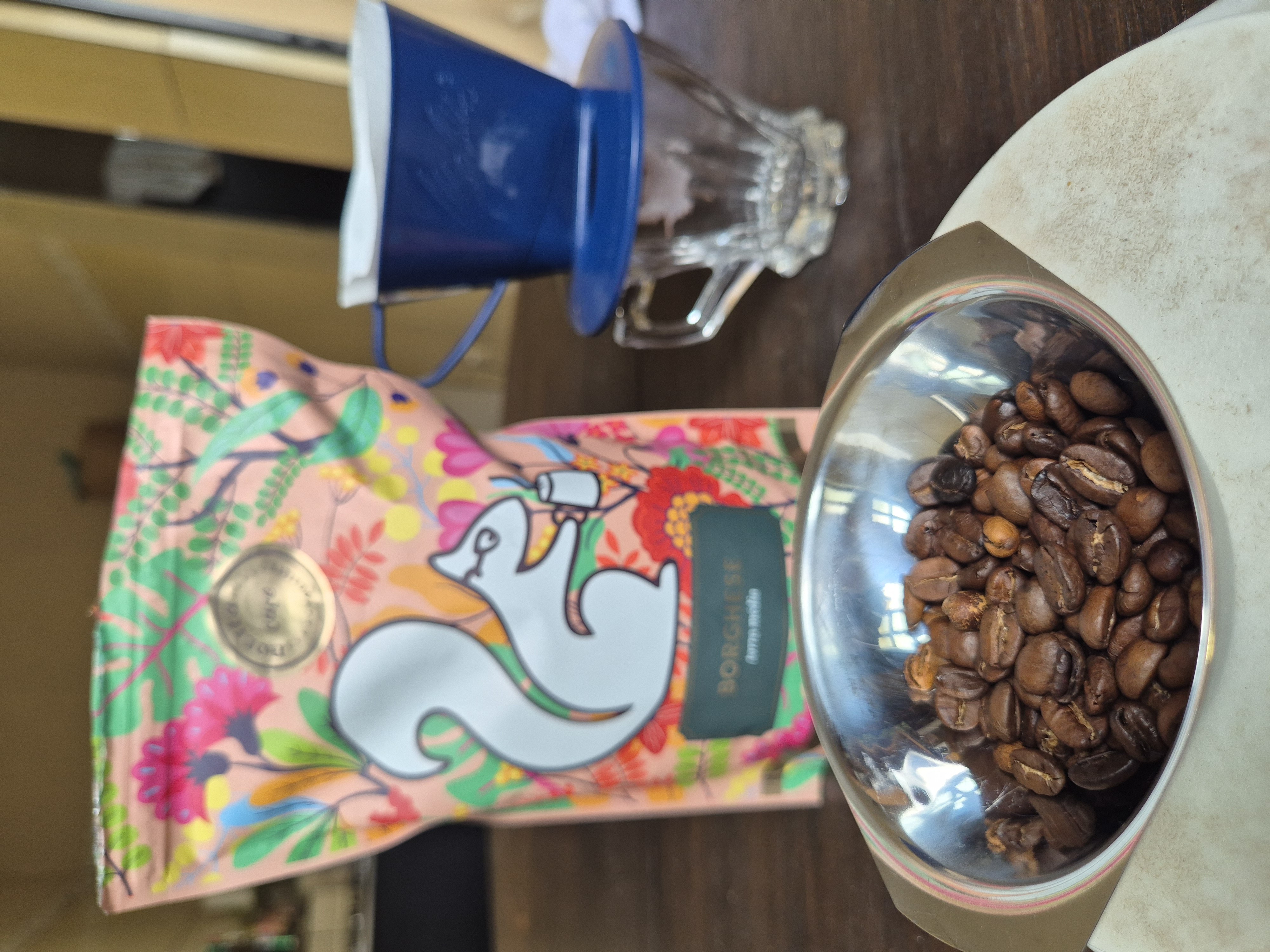 Um café extremamente fresco, direto ao ponto. Ponto muito positivo foi a reação do café moído com a água, nunca havia visto um café tão bonito passando. Ele é Torra média, extremamente equilibrado. Preparei hoje, no primeiro dia, coado na Melitta 100 na proporção 1:15, o que é novo para mim, normalmente eu consumo café na proporção 1:10. Particularmente, gostei bastante! Estarei experimentanto de outras formas durante a semana.
Obs.: É um café da variedade Catuaí Amarelo, 100% Arábica, de 83,5 pontos, da safra de 2024/2025, fabricado em 28/04/2026.