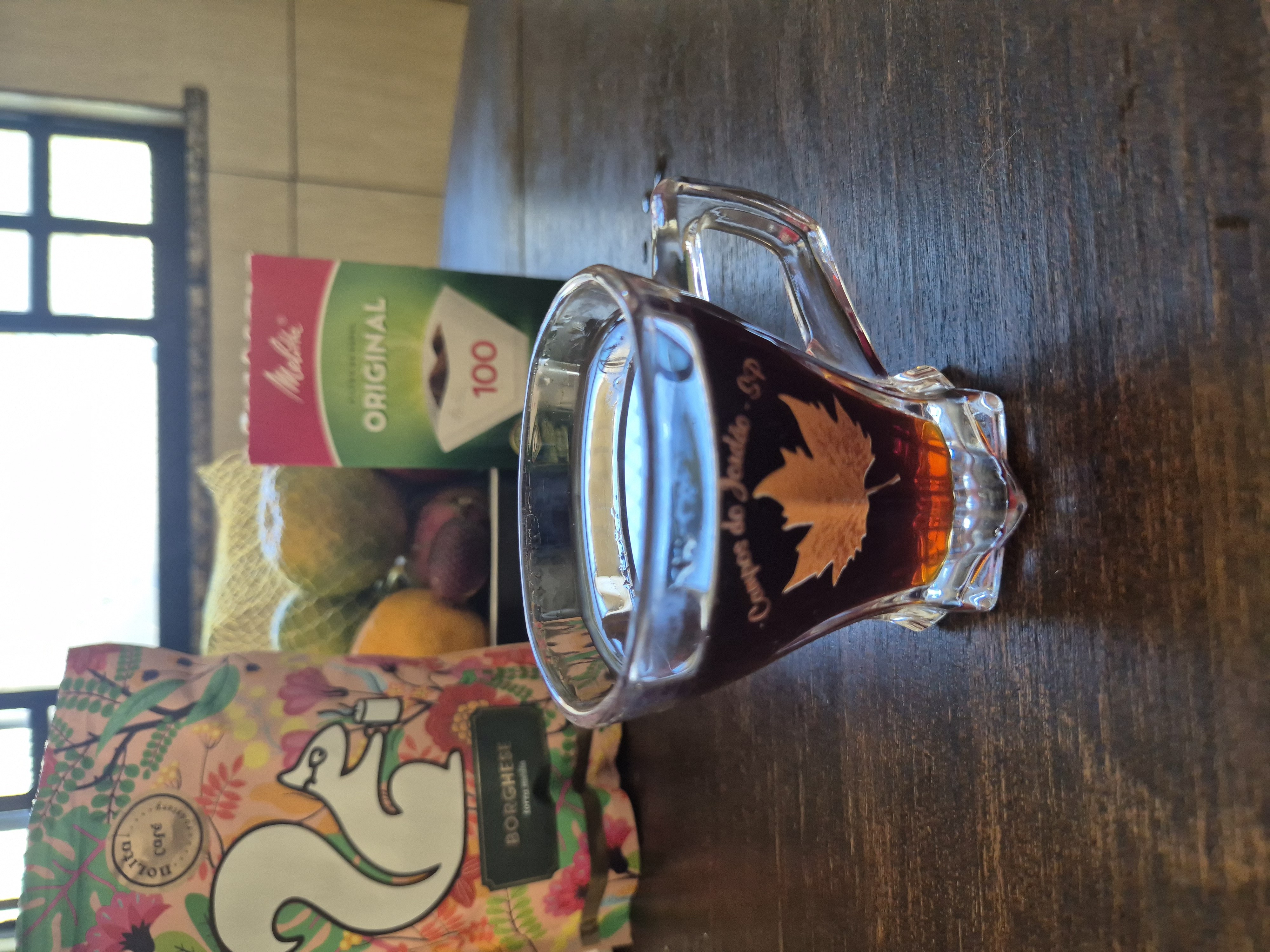 Quero saber quem sabe que fruta é essa na última foto.
Mais um dia tomando este café, Borghese, que é por sinal, muito bom! Mas recentemente fui em uma cafeteria e tomei um café tão diferente e tão gostoso que fiquei tentado a diminuir meia estrela nesse. Aquele tinha notas sensoriais que não me lembro, mas que eram muito interessantes, lembro de comparar ao chá de hibisco, aquele repuxo e frescor do hibisco. Era um café leve, limpo. Tinha muita clareza no gosto e não era nada amargo. Agora aquele café é o meu referencial de 5 estrelas. Ambos os cafés, tanto esse, quanto o que eu tomei na cafeteria são torra média e foram coados, mas me parece que esse Borghese Nolita tem uns grãos mais torrados que os outros e uma torra no geral um pouco acima, mesmo tendo um marrom muito bonito, e isso o faz levemente amargo, o que é bom, mas talvez eu prefira cafés mais doces, ou quem sabe seja de momento, de qualquer modo, acho que 4,5 é mais justo para este café.
Ah, e a propósito, a fruta da última imagem é o Buriti, vem de uma palmeira e é muito comum ao norte do Brasil. Esse veio do Maranhão, nordeste. A palmeira se chama Buritizeiro, e seus frutos são assim como ovos de dragão. São muito interessantes não são?! Esses não estavam maduros, por isso pequeno, e também por isso não conseguirei consumi-lo.