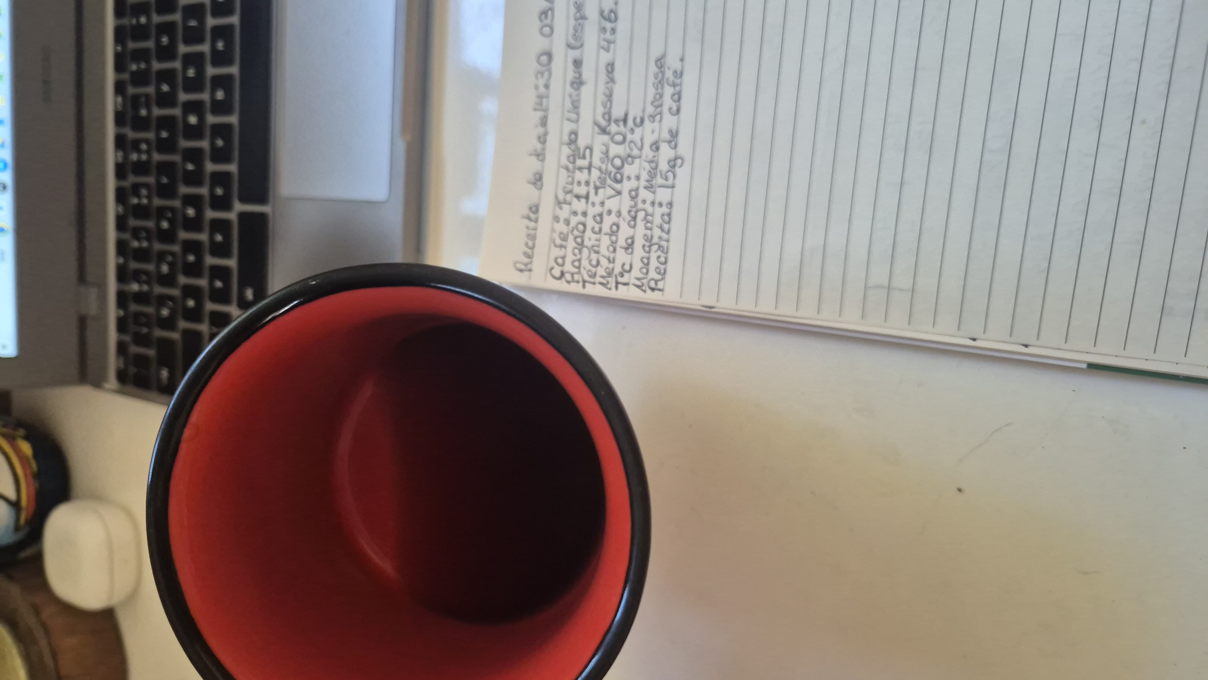 O café Já está no fim da xícara. Sempre esqueço da foto, mas ainda sim vale a postagem. Hoje chegou a minha primeira V60 tamanho 01 de plástico que comprei baratinho na Aliexpress. Portanto é a minha primeira receita em uma V60.
E eu utilizei da técnica 4:6 do barista Tetsu Kasuya com 15g de café, numa razão de 1:15.
Sendo assim, a primeira fase, a fase da hidatação foram: 30g de água em 30 segundos, mais 55g em mais 30s, totalizando 1 minuto. Depois disso, a fase de diluição, a segunda fase. Nesta, dividi 3 partes iguais de 45g de água a cada 45s, totalizando 225g de café coado, passado em 3:15 minutos.
Resultado: um café mais limpo e não tão intenso e encorpado pela razão 1:15, bem docinho e frutado pela fase da hidratação ser dividida em 30g em 30s primeiro, extraíndo pouca acidez de um café que já é baixo em acidez, e a segunda parte da hidratação um pouco maior de 55g de água para extrair o duçor. Estou aprendendo ainda, mas fiquei muito feliz de ter notado a diferença nos mínimos detalhes que mudam o resultado na xícara com certeza. Essa é uma receita para quem tem aversão ao amargor de muitos cafés.
Sensorial: Frutas vermelhas e cereais.
Obs.: Vale o teste o mesmo processo e técnica numa razão menor, talvez 1:10 para quem gostar de um café intenso e encorpado.